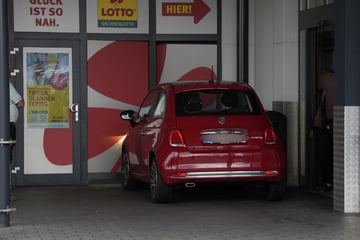 Dresden: Bremse mit Gas verwechselt: Seniorin kracht mit Fiat in Lotto-Laden