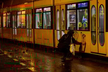 Dresden: Vor Dutzenden Augenzeugen: Randalierer beschmiert Linie 13