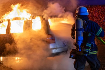 Hamburg: War es Brandstiftung? Zwei Autos fallen Flammen zum Opfer