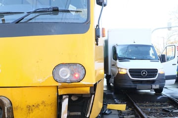 Lkw knallt mit Stadtbahn zusammen: Mädchen bei Unfall verletzt
