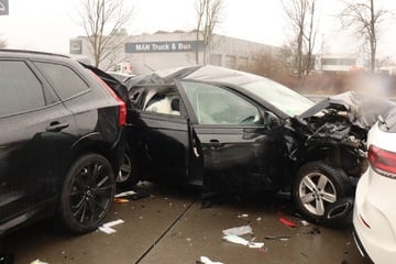 Unfall A5: Auto kracht in Rückstau: Fünf Autos beschädigt, drei Personen zum Teil schwer verletzt
