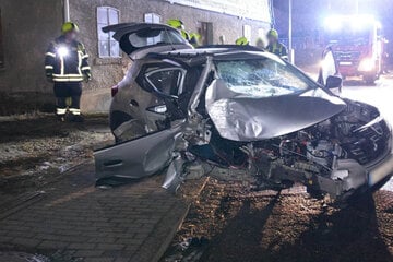 Unfall im Erzgebirge: Auto kracht gegen Haus