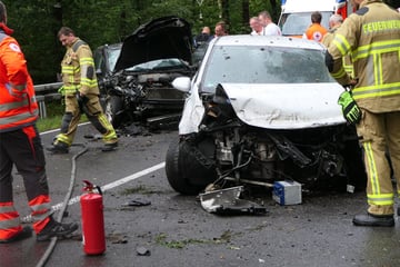 Schwerer Frontalcrash im Landkreis Leipzig: Rettungshubschrauber im Einsatz