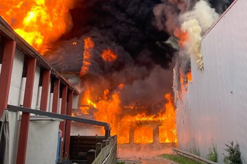 Feuer in Chemiefabrik: Fünf Einsatzkräfte verletzt, immer wieder kleinere Explosionen