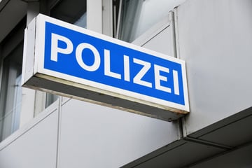 Halb nackt entdeckt: Mann legt sich nach Feier an kuriosem Ort schlafen