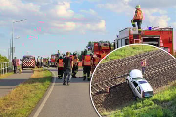 Bahnstrecke nach Unfall dicht: Auto rast Böschung hinab und landet auf Gleisen