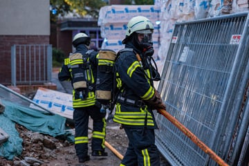 Große Rauchwolke über Leverkusen: Zahlreiche Feuerwehrleute im Einsatz