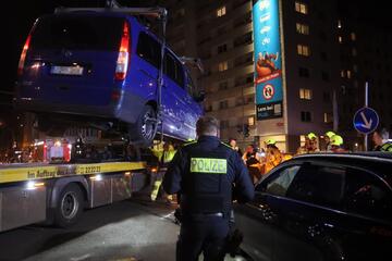 Auto kracht mit Gefangenentransporter zusammen