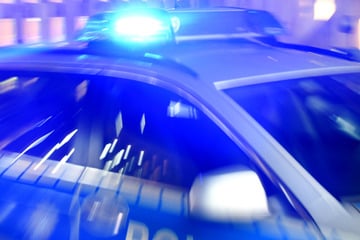 Dresden: Mann posiert mit Waffe im Netz - Und löst Polizeieinsatz aus!