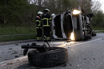 Transporter und Golf krachten frontal zusammen: Unfall führt zu Verkehrsbehinderungen