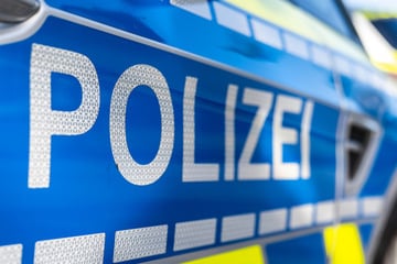 Heftiger Unfall in Chemnitz: Geländewagen kracht in Polizeiauto, zwei Schwerverletzte