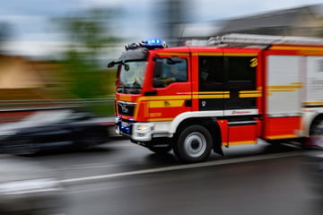 Brennendes Moped im Hinterhof: Polizei ermittelt gegen mehrere Personen