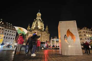 Dresden: Stele vor Frauenkirche aufgestellt: Ermittlungen gegen Versammlungsleiter