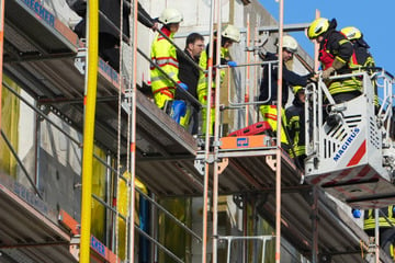 Leipzig: Einsatz auf Leipziger Großbaustelle: Bauarbeiter mit Drehleiter gerettet