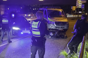 Biker flüchtet mit 230 km/h vor der Polizei und kracht in Transporter