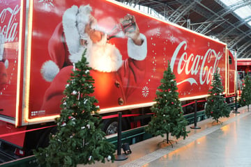 Leipzig: Coca-Cola-Truck fährt im Leipziger Hauptbahnhof ein - und zwar auf der Schiene!