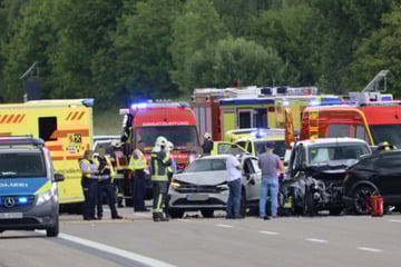 Unfall A4: Schwerer Unfall mit mehreren Autos auf A4: Autobahn gesperrt