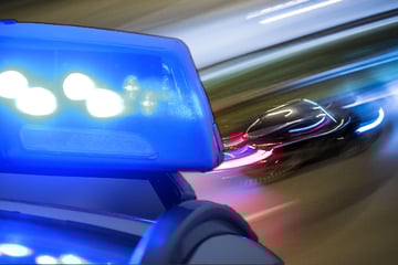 Dresden: Frau meldet über Notruf betrunkenen Autofahrer vor sich: Dann wird es völlig kurios