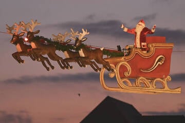 Attraktion in 40 Metern Höhe: Täglich fliegt der Weihnachtsmann über Kassel!