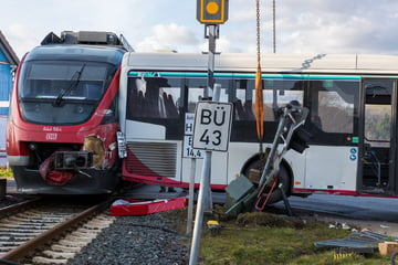 Taunusbahn rammt Schulbus an Bahnübergang: Fahrer verletzt