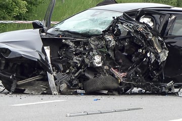 Frontal zusammengerast: Zwei Tote nach heftigem Unfall auf Bundesstraße