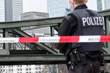 Frankfurt: Attack at the Iron Bridge: Young woman injured in the neck with a razor blade