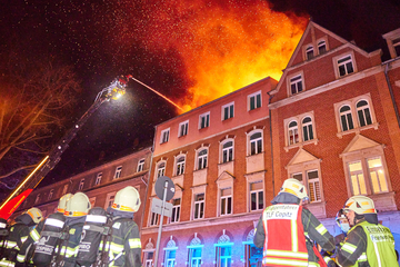 Großbrand in Pirna: Mehrfamilienhaus in Flammen, Mieter evakuiert!