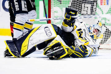 Nach Schock-Szene: Eishockey-Profi muss ins Krankenhaus