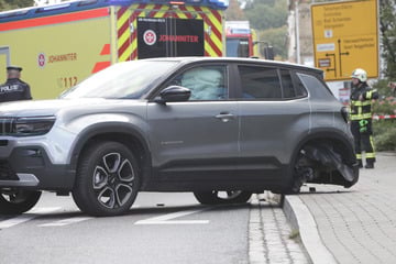 Heftiger Unfall in Pirna: Jeep hat Rad ab, Straße mehrere Stunden gesperrt
