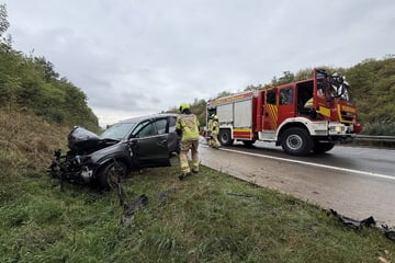 Starkregen auf der A38: Skoda überschlägt sich mehrfach
