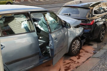 Auto kracht gegen haltenden BMW: Unfall in Leipzig-Gohlis