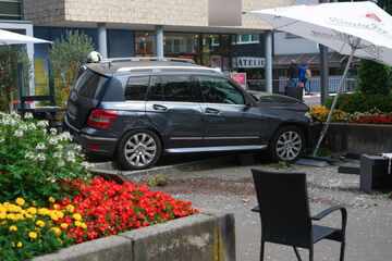 Senior verliert Kontrolle: Auto kracht in Café-Terrasse