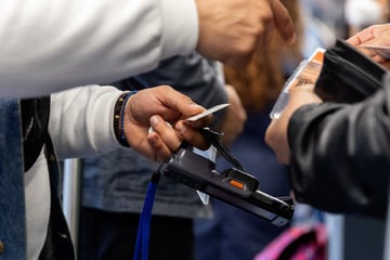 Aggressiver Schwarzfahrer beißt Zugbegleiter bei Kontrolle in den Unterarm