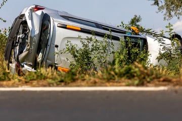 Frontalcrash ausgewichen: Dacia-Fahrerin überschlägt sich bei Überholversuch