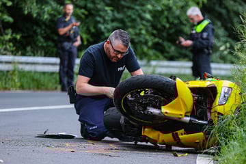 Heftiger Motorrad-Crash in Remscheid: Fahrerin lebensgefährlich verletzt