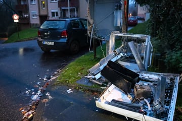 Zigarettenautomat mitten in Wohngebiet hochgejagt: Wo stecken die Täter?