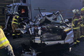 Unfall A57: Unfall auf A57: Lkw schiebt Honda auf Heck von Sattelschlepper - Fahrer schwer verletzt
