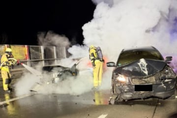 Feuer-Crash: Autos stehen in Vollbrand - vier Personen in Klinik gebracht