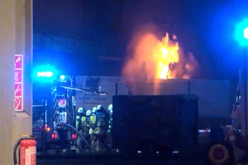 Nächtlicher Feuerwehr-Einsatz: Unfall löst Chemie-Reaktion aus