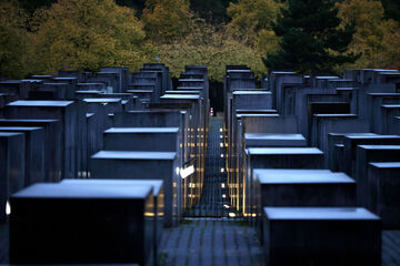 Berlin: Mann zerstört am Holocaust-Mahnmal Kränze und verletzt zwei Menschen: Festnahme