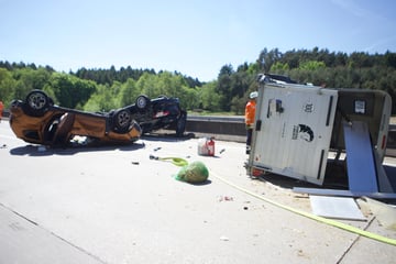 Unfall A7: A7 nach schwerem Unfall gesperrt: Pferdetransporter kippt um - 3 Verletzte