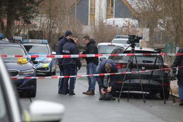 Messerattacke: Nach Messerattacke auf offener Straße: Täter weiterhin auf der Flucht, Opfer außer Lebensgefahr