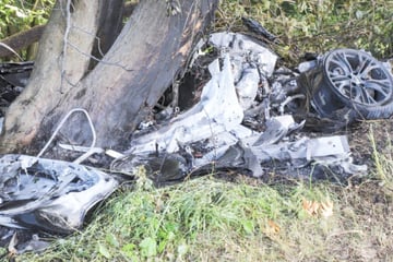Auto kommt von Straße ab und fängt Feuer: Fahrer verbrennt in Wrack