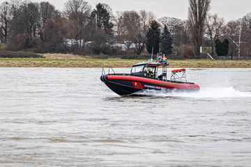 Wendemanöver geht schief: Segelboot kentert auf dem Rhein