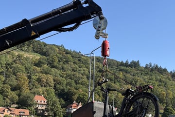 Alles deutet auf Diebstahl hin: Was angelt Kran hier aus dem Neckar?