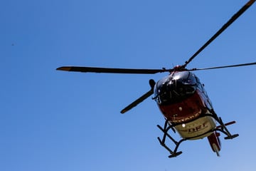Seniorin will sich Schuhe ausziehen und stürzt 50 Meter tief: Lebensgefahr!