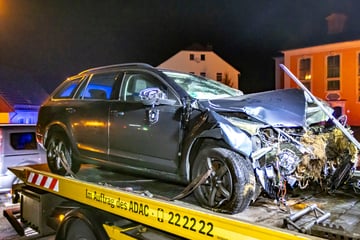 Skoda durchbricht Brückengeländer, stürzt zwei Meter tief und landet an Flussufer