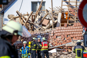 Heftige Explosion zerstört Wohnhaus: Mann unter Trümmern begraben