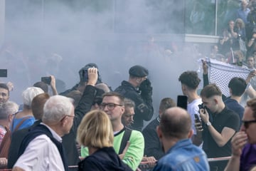 Rauchbomben bei Scholz-Wahlkampfauftritt in Duisburg