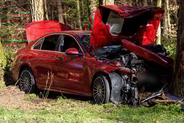 Mercedes C300 kracht frontal gegen Baum: Fahrer (19) schwer verletzt